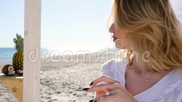 女孩在平房夏季休息在海滨慢动作视频的预览图