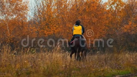 两个女人在秋天的大自然中骑马视频的预览图
