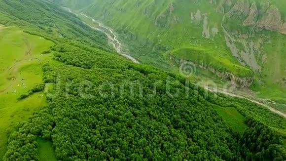 鸟瞰绿林覆盖的群山从上面看卡兹贝吉斯捷潘斯密达视频的预览图