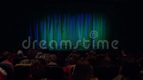 人家长演出前礼堂的孩子蓝绿色窗帘一部戏剧作品视频的预览图