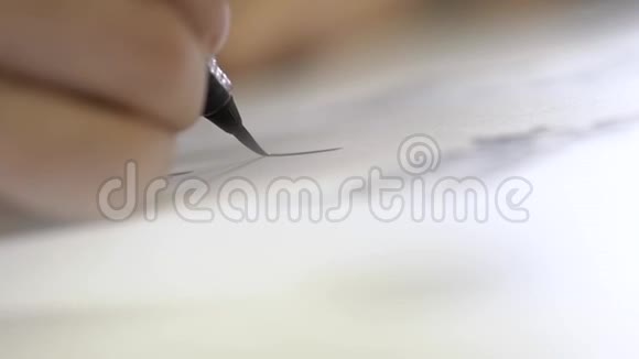 这只手用墨水在纸上书写书法字母视频的预览图