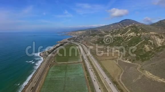 太平洋和种植园附近公路汽车交通鸟瞰全景图视频的预览图