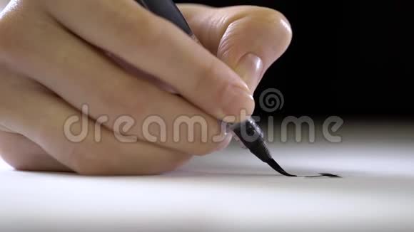 手拿笔头上有毛笔写字视频的预览图