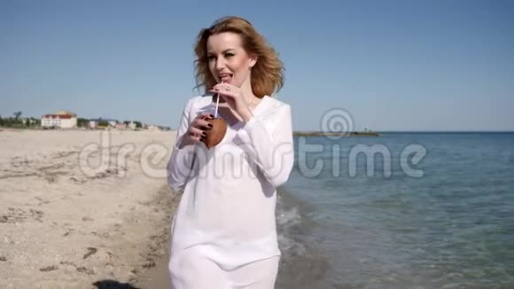 海边散步快乐海滩上美丽的女性视频的预览图
