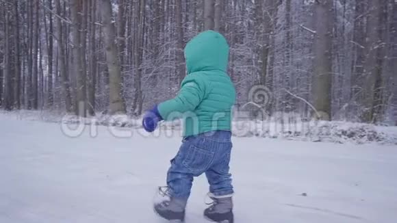 开朗一岁男孩在冬林路用万向节制作视频的预览图