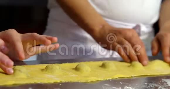男女面包师准备4k面食视频的预览图