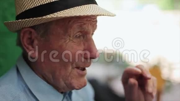 很有感情的老人画像会说话的养老金领取者视频的预览图