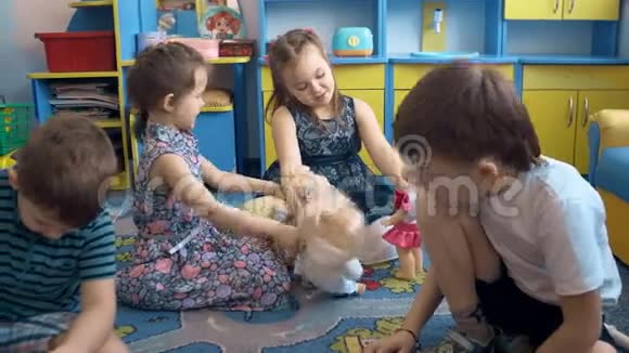 四个孩子在地板上玩玩具视频的预览图