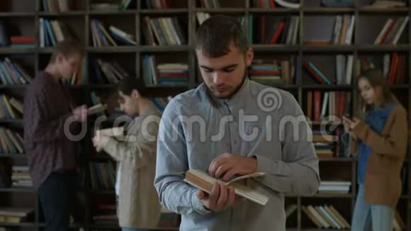 帅哥学生在图书馆看书视频的预览图