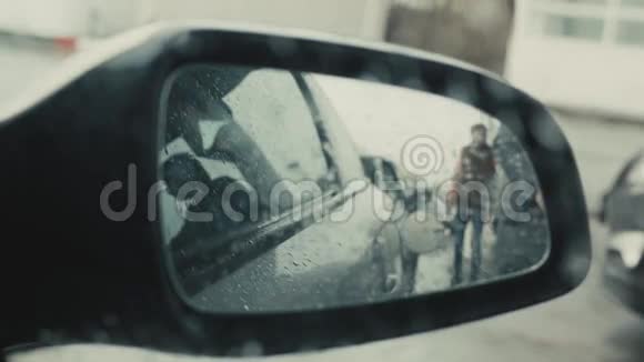 交通和所有权概念加油站的人在车内加油从镜子看下雨天视频的预览图