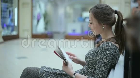 小女孩在长椅上看书视频的预览图