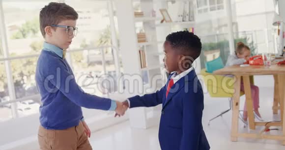 商务主管们的孩子握手视频的预览图