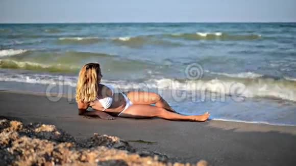 女人在海边放松视频的预览图