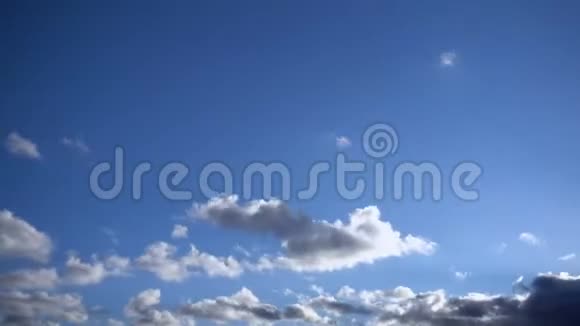 灰色的云彩在天空中掠过的一段时间视频的预览图