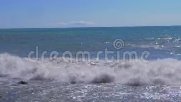 沙滩上的波浪水花视频的预览图