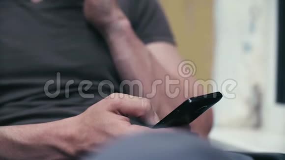 男人手在智能手机上滚动视频的预览图