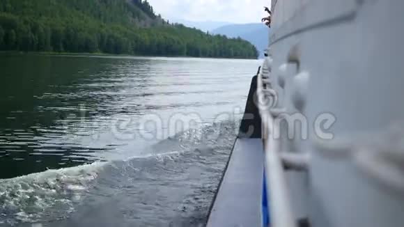 船快速漂浮在河上视频的预览图