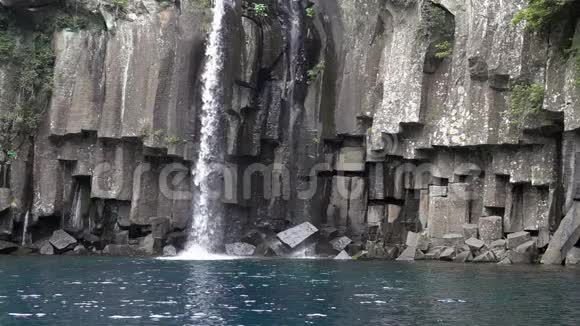 韩国济州岛Cheonjeyeon瀑布的电影循环录像视频的预览图