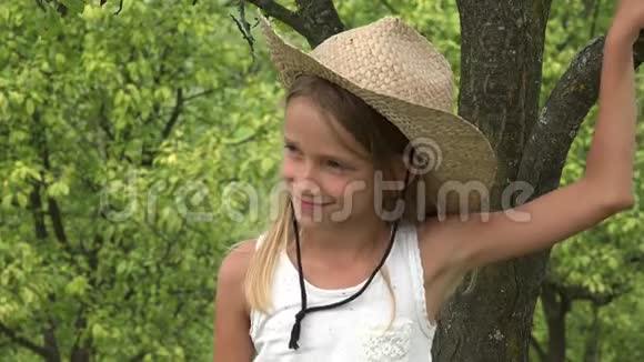 果园里的孩子大自然中的农民女孩脸放松户外活动可爱的孩子4K视频的预览图