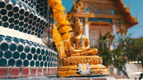 金佛像背景上的一座美丽的镀金寺庙有各种装饰和宗教视频的预览图