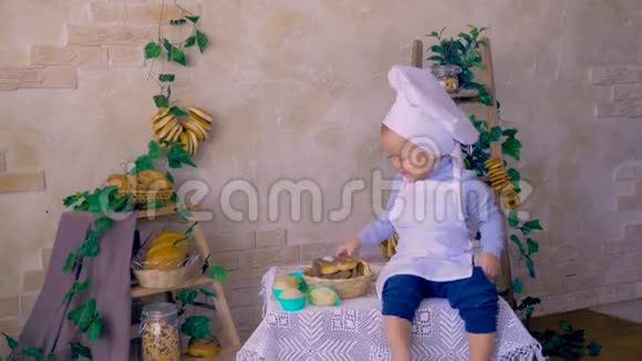 可爱的男婴在厨房里做饭翻盘视频的预览图