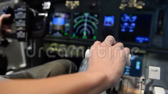 飞行员推动电源手柄并取消视频的预览图
