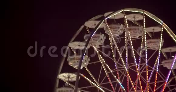 娱乐公园的游乐设施在夜间点亮视频的预览图