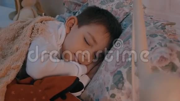 小男孩睡在托儿所视频的预览图