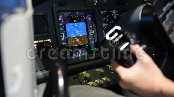 飞机抬头时的驾驶舱显示面板视频的预览图