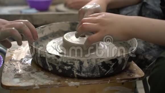 波特在一个车间里用陶轮做陶瓷碗视频的预览图