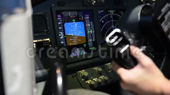 驾驶舱显示板飞机左转右转视频的预览图