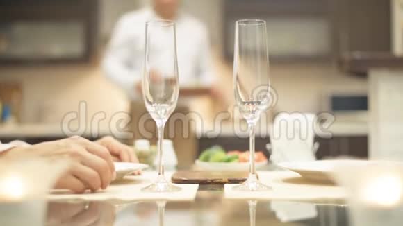 为浪漫的夜晚提供晚餐的人浪漫的概念视频的预览图