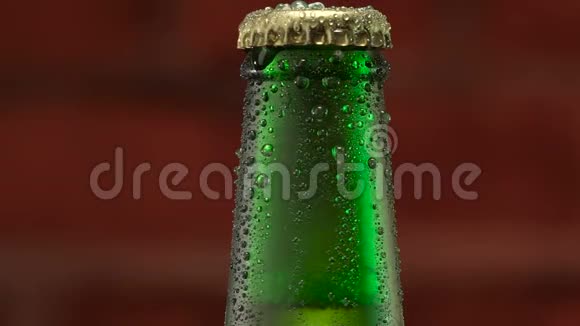 在绿色瓶子里放杯冰镇啤酒放杯中的水视频的预览图