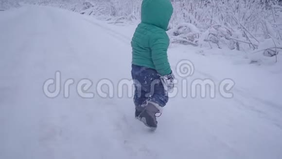 开朗一岁男孩在冬林路用万向节制作视频的预览图