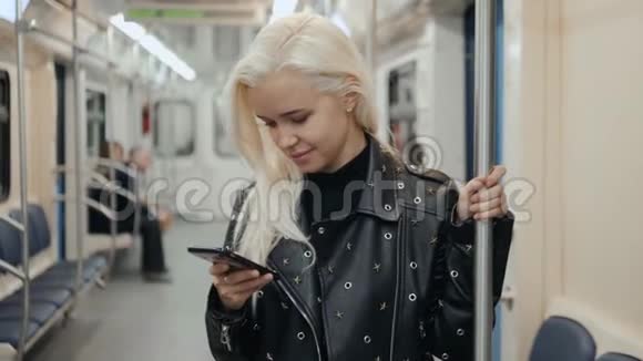 女人在地铁里使用智能手机年轻女孩在火车运输学生视频的预览图