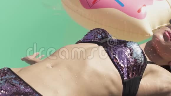 美丽的性感女人与完美的身体日光浴在游泳套装穿比基尼和太阳镜的可爱女士休闲视频的预览图