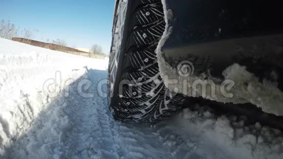 车轮在雪地特写汽车运动的困难条件视频的预览图