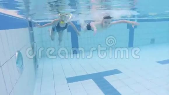 水上乐园的水下儿童视频的预览图