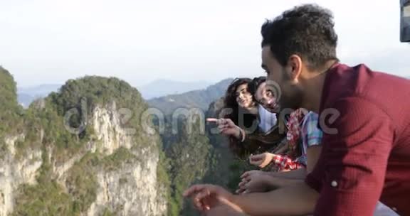 讲西班牙语的人在山顶欣赏风景朋友团体游客交流视频的预览图