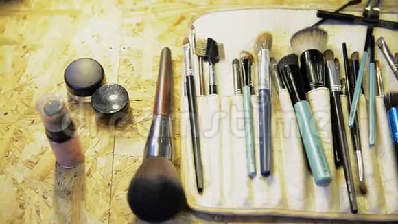 为桌子上的专业化妆特写拍摄质量的画笔视频的预览图