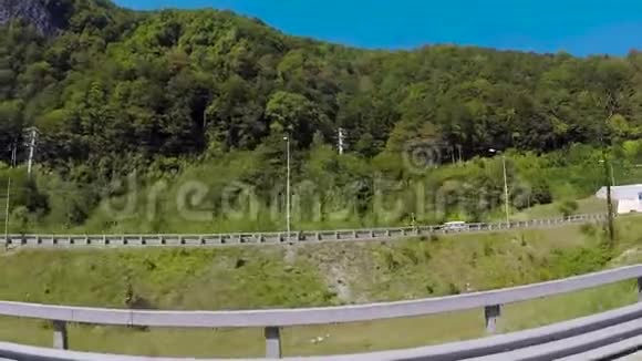 驶过山体景观场景在晴朗的天气开车穿过群山视频的预览图