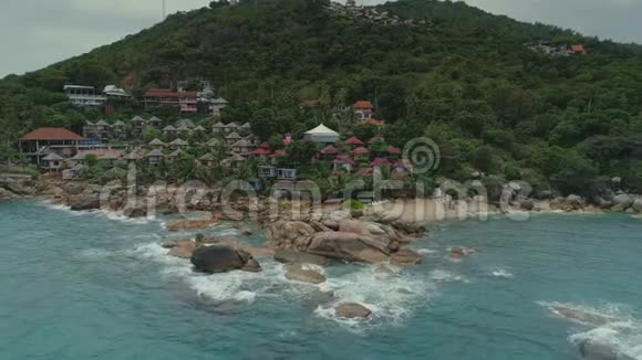 泰国海岛海滩房屋无人机飞行野山自然树棕榈酒店度假胜地视频的预览图