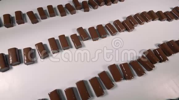 巧克力糖果在工厂的装配线上移动视频的预览图