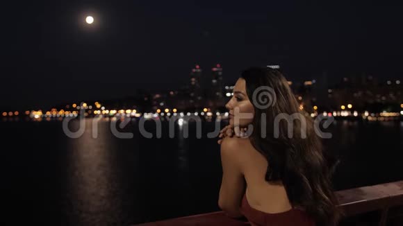 夜城美丽的旅游女性视频的预览图