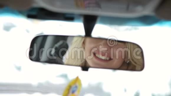 一个漂亮女孩在汽车镜子里的倒影视频的预览图