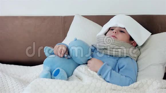 生病的样子喉咙痛的小男孩婴儿测量温度电子温度计带围巾的孩子脖子视频的预览图