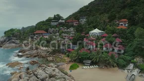 泰国海岛海滩房屋无人机飞行野山自然树棕榈酒店度假胜地视频的预览图