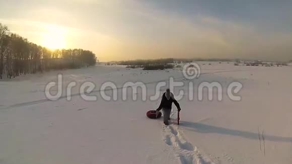 女孩用雪管上升到雪山慢动作冬天的雪景日落时间视频的预览图