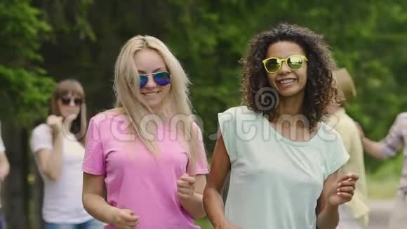 美丽的年轻人在夏天的聚会友谊青春视频的预览图