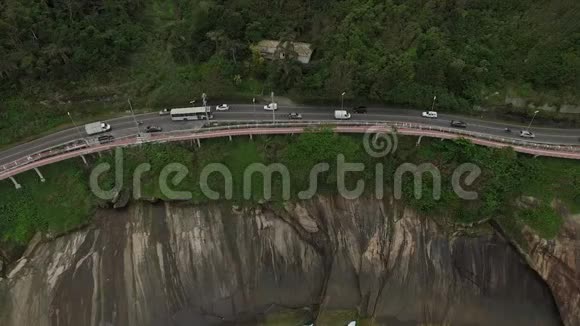 在海边上高速公路奇妙的道路和自行车道自行车和道路轨道和旁边的蓝色海洋在里约热内卢市视频的预览图